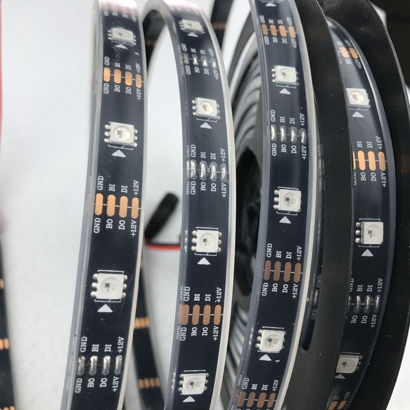 WS2812B ελαφρύ RGB 5050SMD μεμονωμένο προσπελάσιμο 16.4FT 60Pixels/M 300Pixels των εύκαμπτων οδηγήσεων πλήρες χρώμα PCB λουρίδων μαύρο