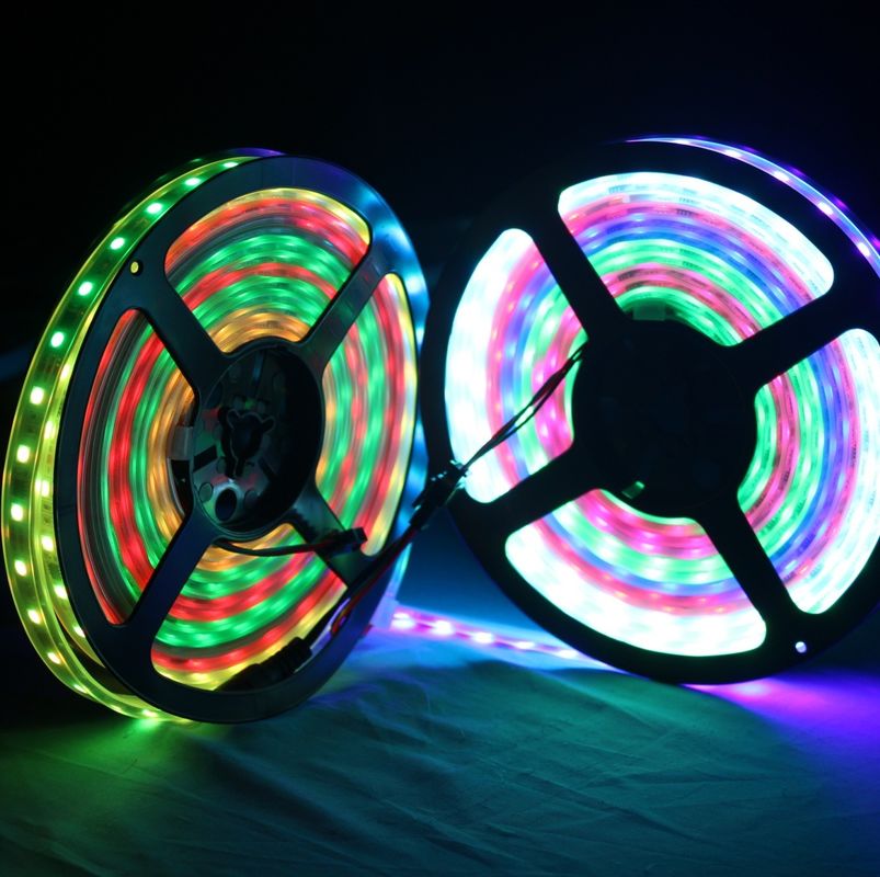 WS2812B ελαφρύ RGB 5050SMD μεμονωμένο προσπελάσιμο 16.4FT 60Pixels/M 300Pixels των εύκαμπτων οδηγήσεων πλήρες χρώμα PCB λουρίδων μαύρο