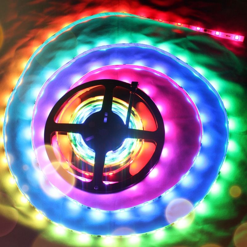 WS2812B ελαφρύ RGB 5050SMD μεμονωμένο προσπελάσιμο 16.4FT 60Pixels/M 300Pixels των εύκαμπτων οδηγήσεων πλήρες χρώμα PCB λουρίδων μαύρο