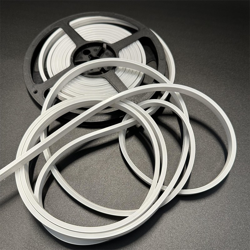 Η διπλή εύκαμπτη σιλικόνη χρώματος 24V 12V Dimmiable οδήγησε τον εσωτερικό/υπαίθριο σωλήνα σιλικόνης λουρίδων